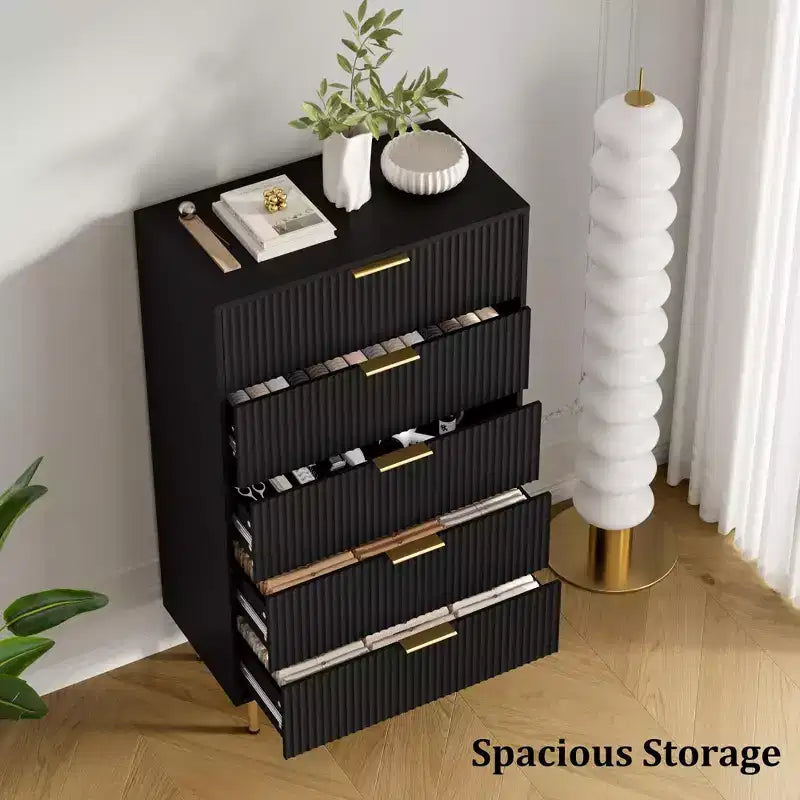 Cassettiera in legno a 5 cassetti scanalati, cassettiera alta moderna bianca con maniglie dorate, organizer per camera da letto, soggiorno, corridoio/ingresso