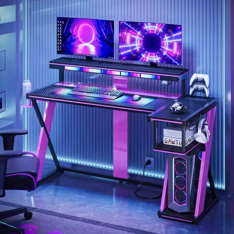 Scrivania da Gaming a L da 105,6 cm/144,8 cm con Supporto Monitor, Presa di Corrente, Luci LED, Portabicchieri e Supporto Controller