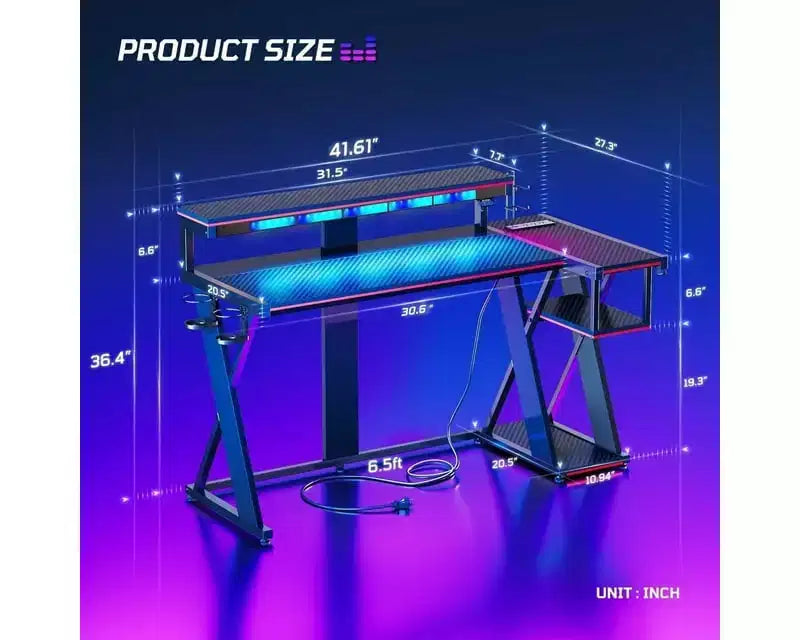 Scrivania da Gaming a L da 105,6 cm/144,8 cm con Supporto Monitor, Presa di Corrente, Luci LED, Portabicchieri e Supporto Controller