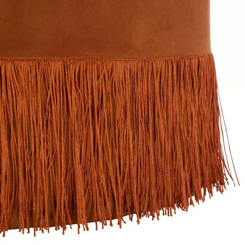 Pouf imbottito con nappe decorative