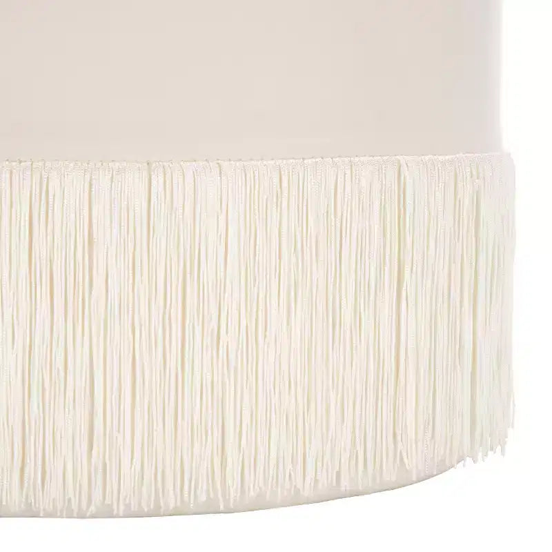 Pouf imbottito con nappe decorative
