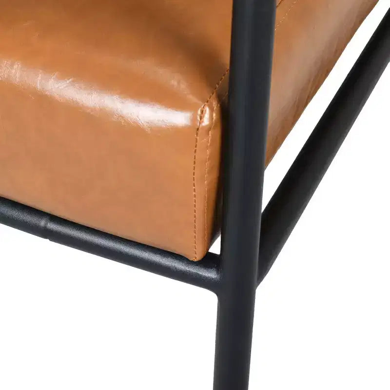 Poltrona lounge accent in similpelle stile Mid-Century Modern con schienale alto imbottito e struttura in metallo, marrone