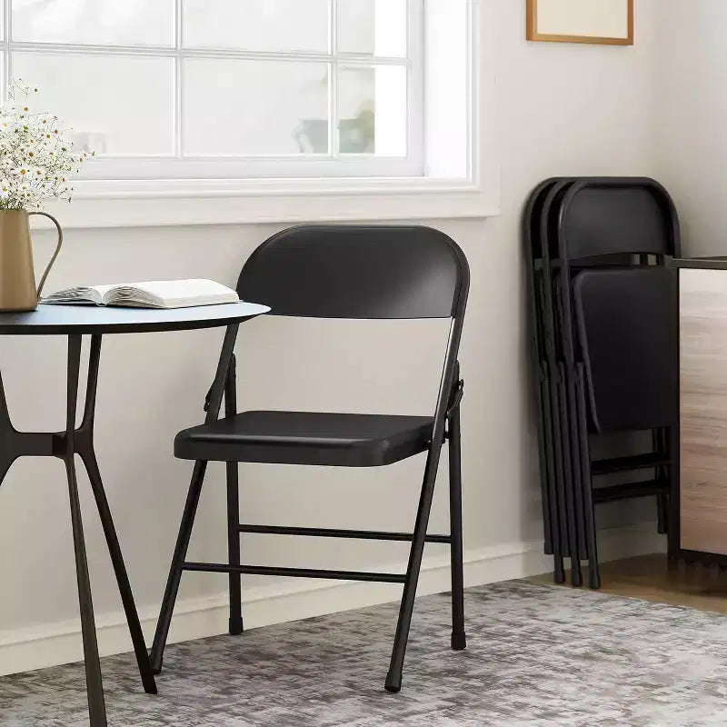Tavolino rotondo in metallo con piano effetto marmo, 2 ripiani aperti, finitura dorata, 61 cm H