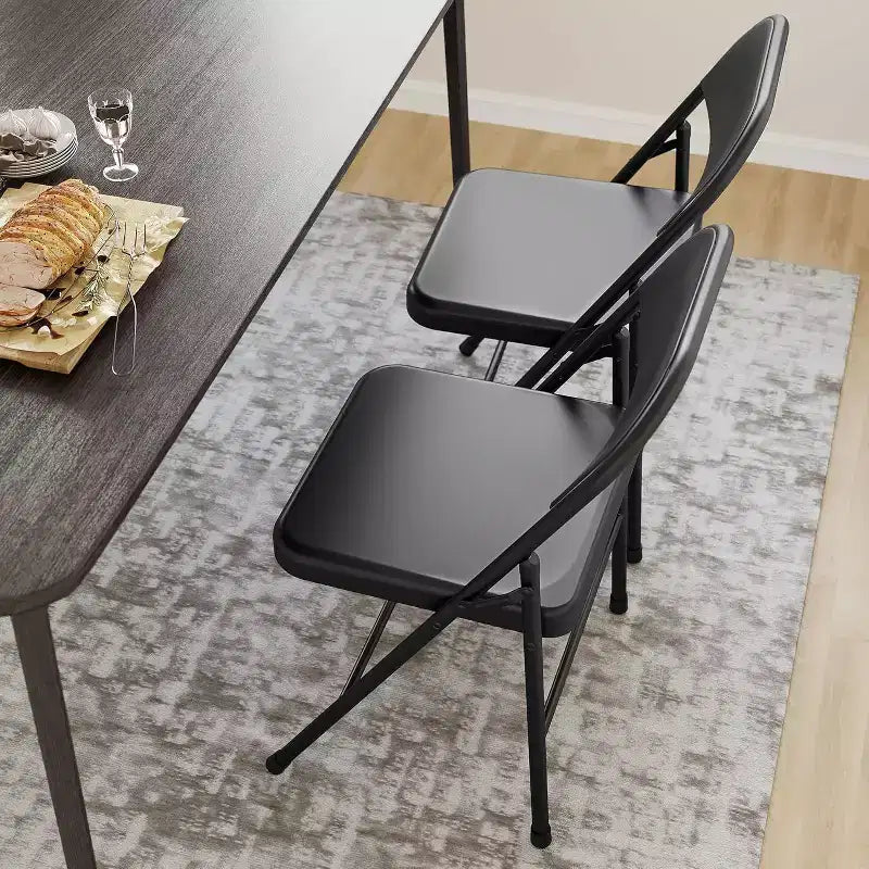 Tavolino rotondo in metallo con piano effetto marmo, 2 ripiani aperti, finitura dorata, 61 cm H