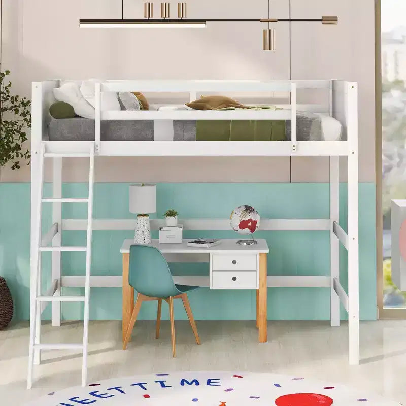 Letto a soppalco alto in legno massello per cameretta bambini, stile minimalista, con scaletta e sponde di protezione, una piazza e mezza