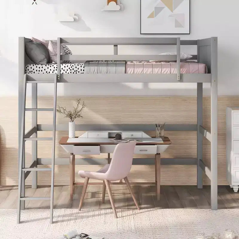 Letto a soppalco alto in legno massello per cameretta bambini, stile minimalista, con scaletta e sponde di protezione, una piazza e mezza