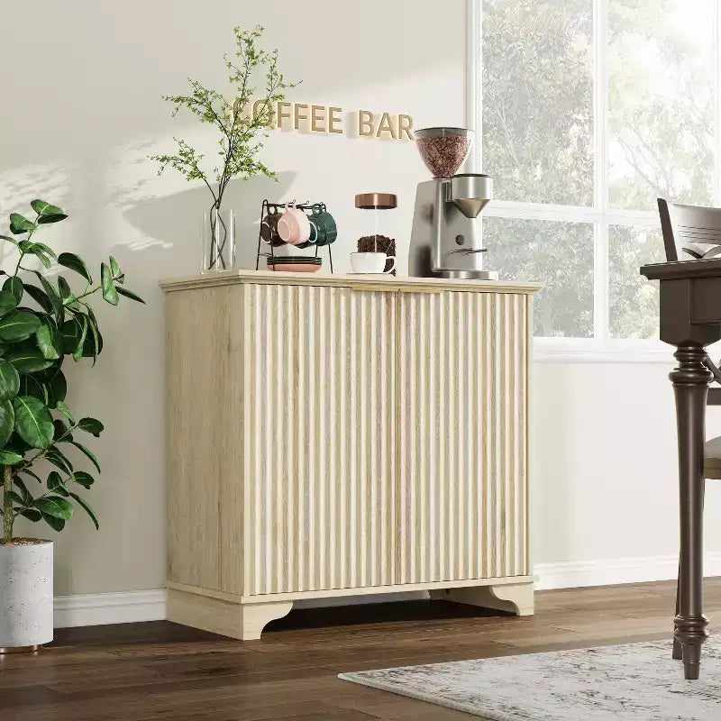 Credenza a Buffet Scanalata con Contenitore, Mobile Contenitore da Cucina a 2 Ante, Mobiletto Bar per Caffè con Ripiani Regolabili