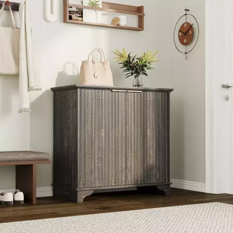 Credenza a Buffet Scanalata con Contenitore, Mobile Contenitore da Cucina a 2 Ante, Mobiletto Bar per Caffè con Ripiani Regolabili