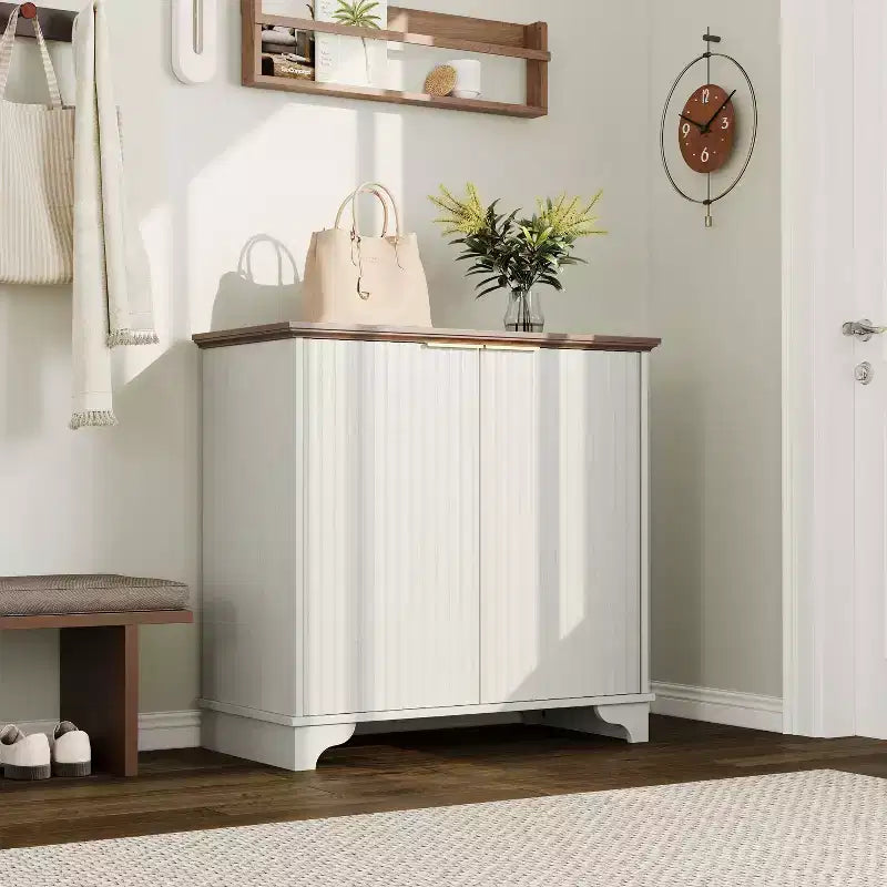 Credenza a Buffet Scanalata con Contenitore, Mobile Contenitore da Cucina a 2 Ante, Mobiletto Bar per Caffè con Ripiani Regolabili