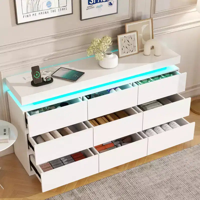 Cassettiera a 9 cassetti con presa di corrente e luce LED, cassettone moderno a 3 livelli per camera da letto